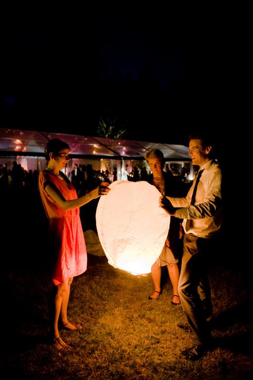Lâcher de lanternes volantes lors d'un mariage