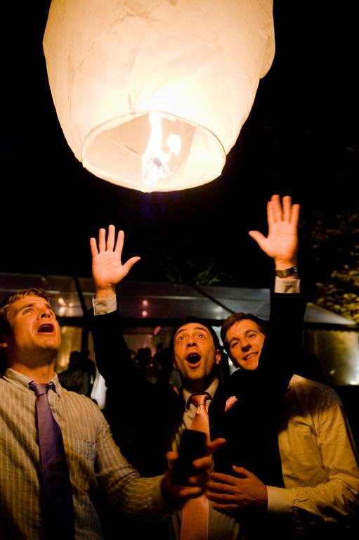Lâcher de lanternes volantes lors d'un mariage